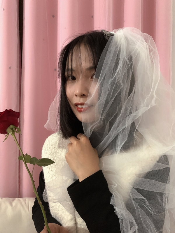 持紫菜包饭的女孩的第一张照片--南京相亲服务中心
